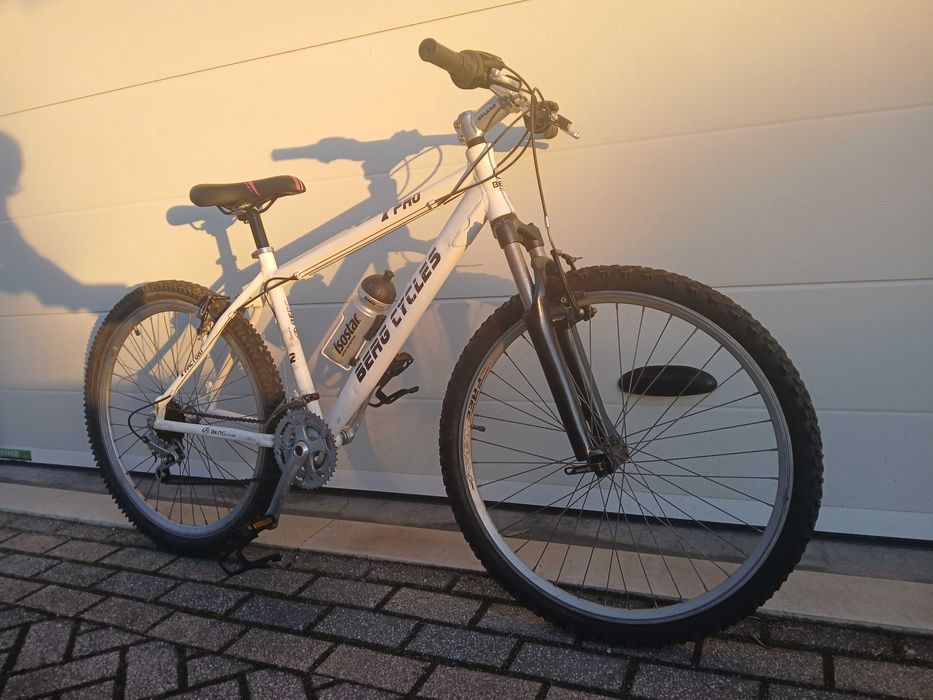 Bicicleta de alumínio BERG com amortecedores