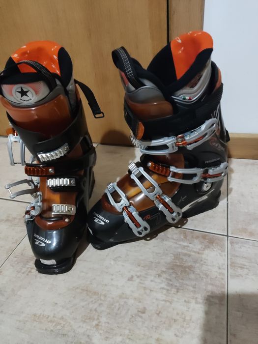 Vendo dois pares de botas de ski