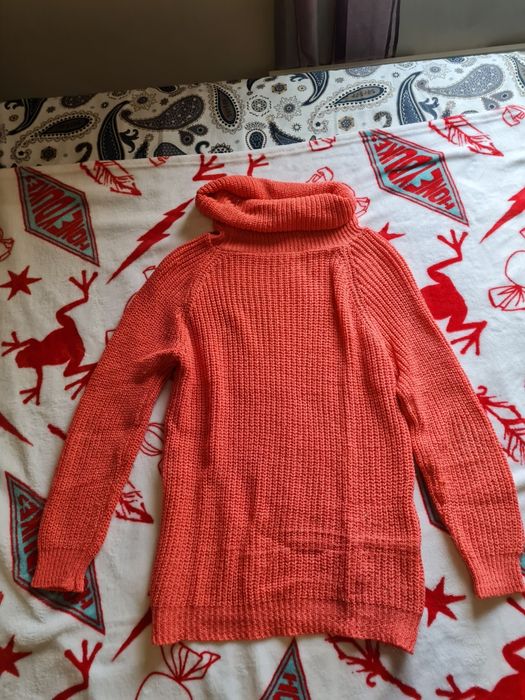 Camisola de malha coral com fios dourados