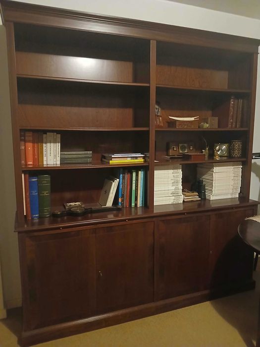 Estante grande em folheado de mogno