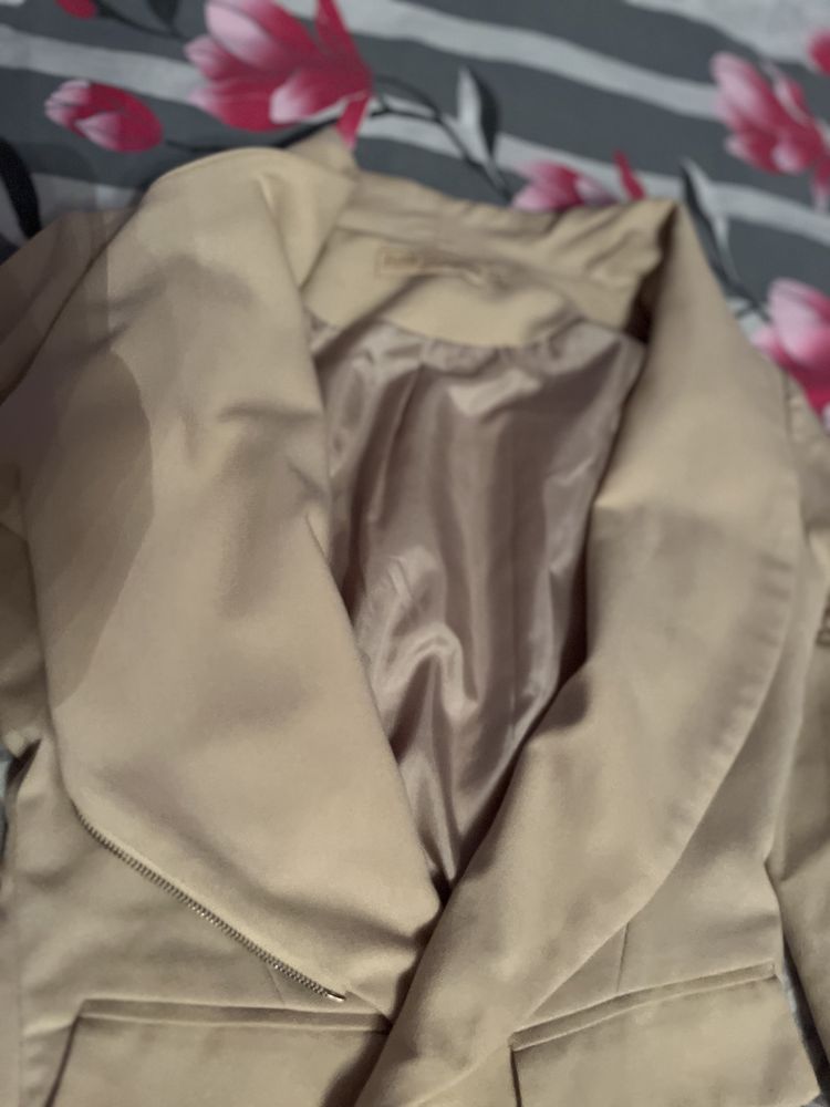 Żakiet damski krotki bezowy