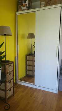 Szafa z przesuwnymi drzwiami biała z Ikei biała szafa z Ikei z lustrem