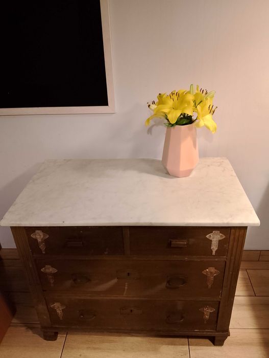 Komoda drewniana z marmurowym blatem