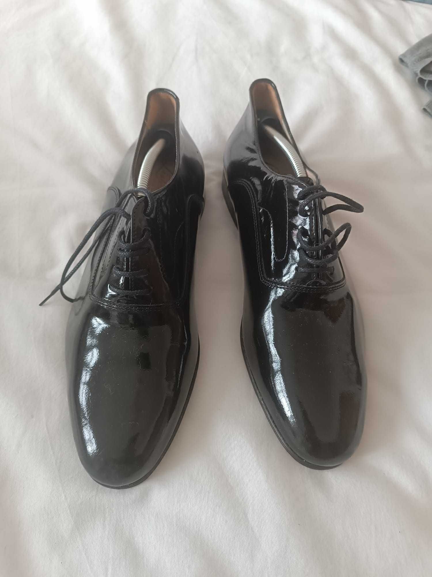 Sapatos de Verniz