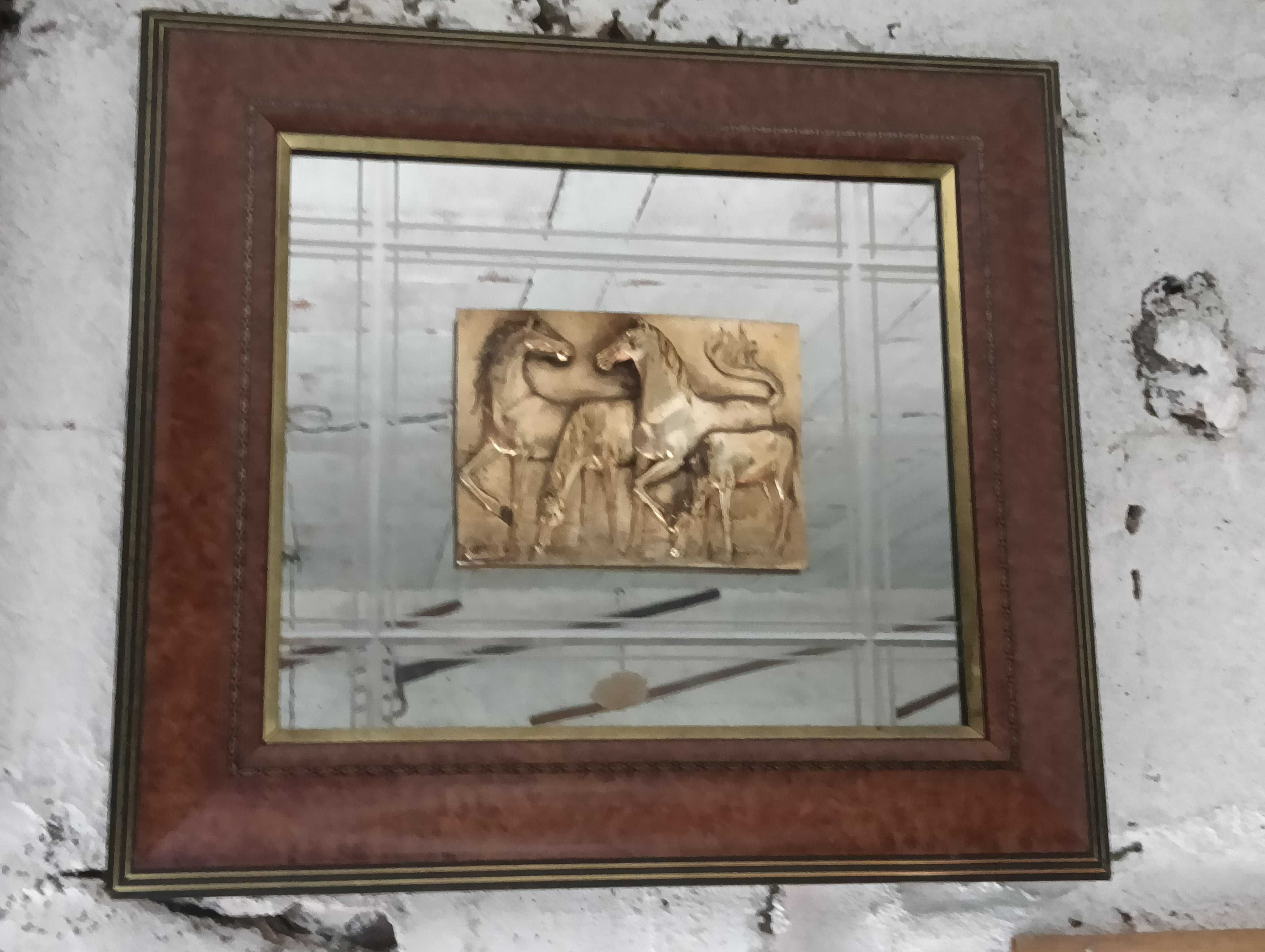 Quadro espelhado com escultura de cavalos em relevo