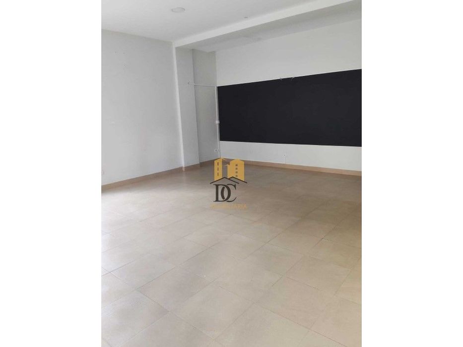 Loja para arrendamento - Rio Mau, junto à Estrada Nacional Famalicã...