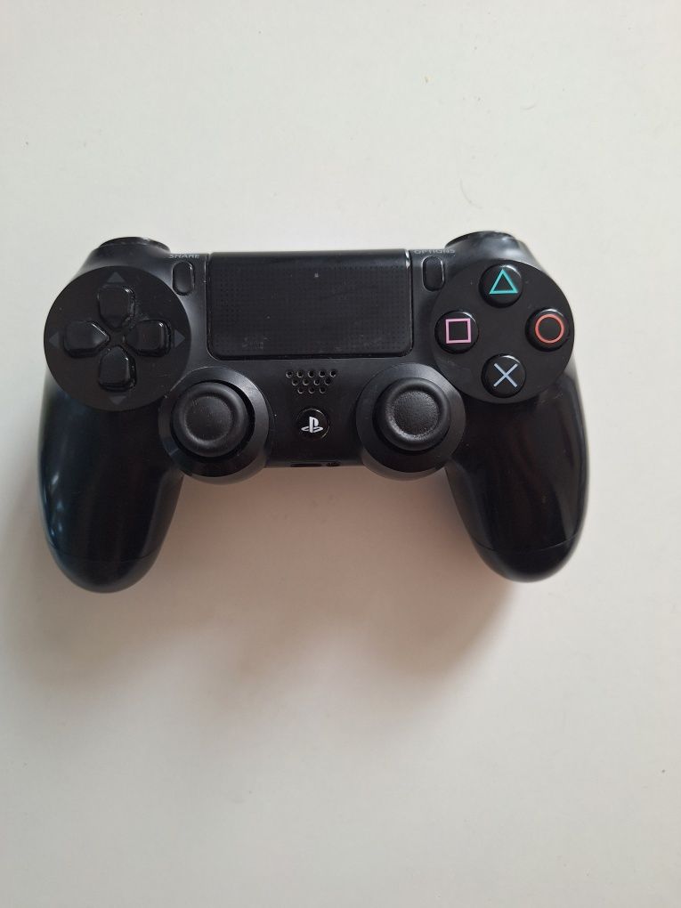 Konsola playstation 4 ps4 z padem dualshock 4 i grami