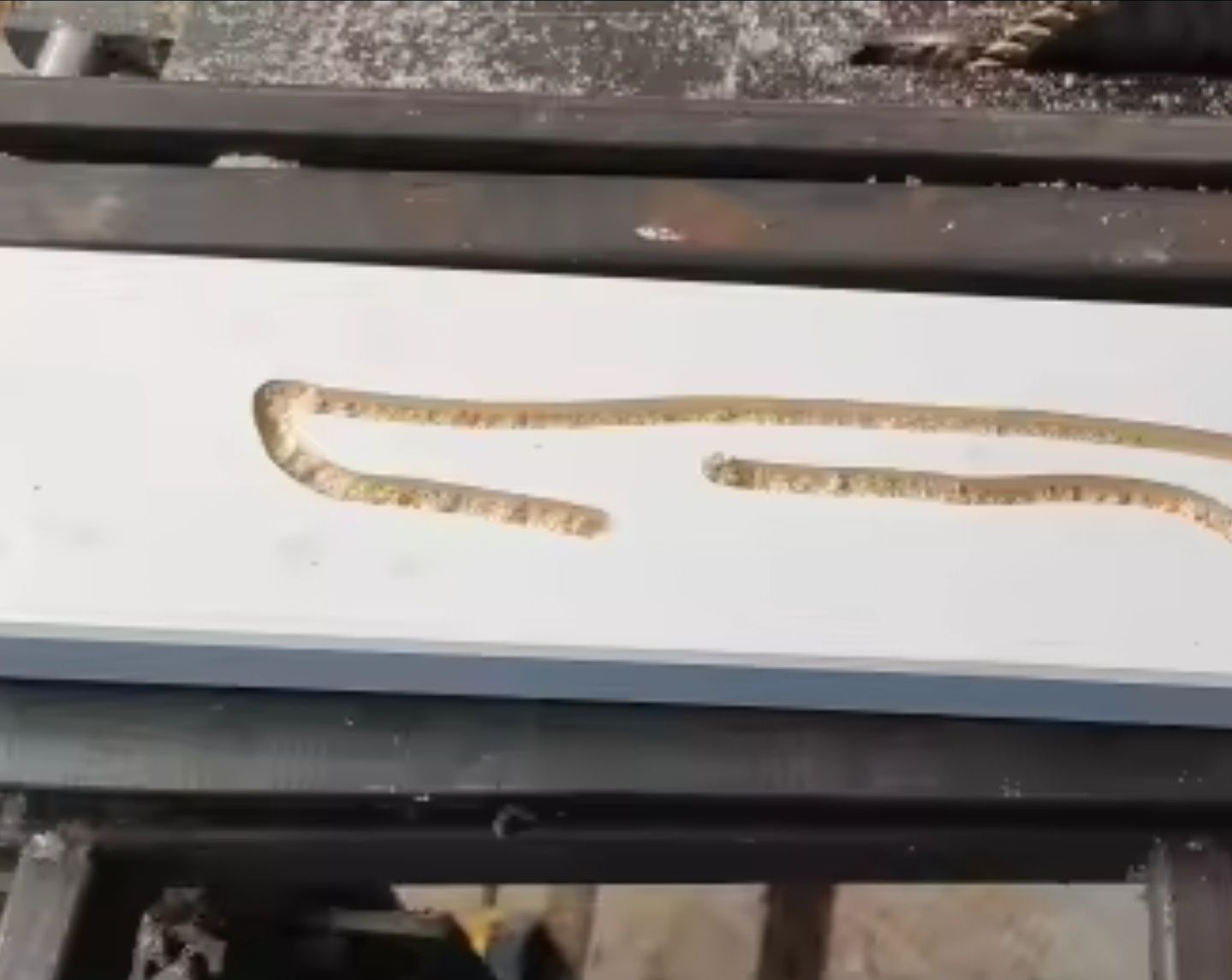 Frezarka akumulatorowa