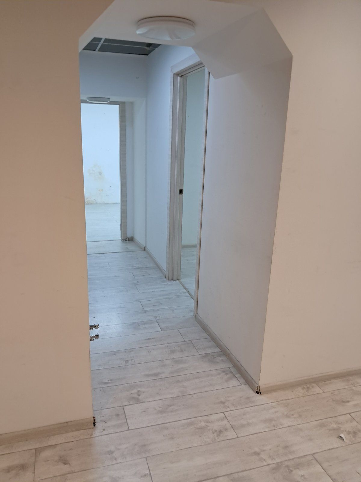 Аренда под офис, салон, шоу-рум - 65 м.кв., в центре.