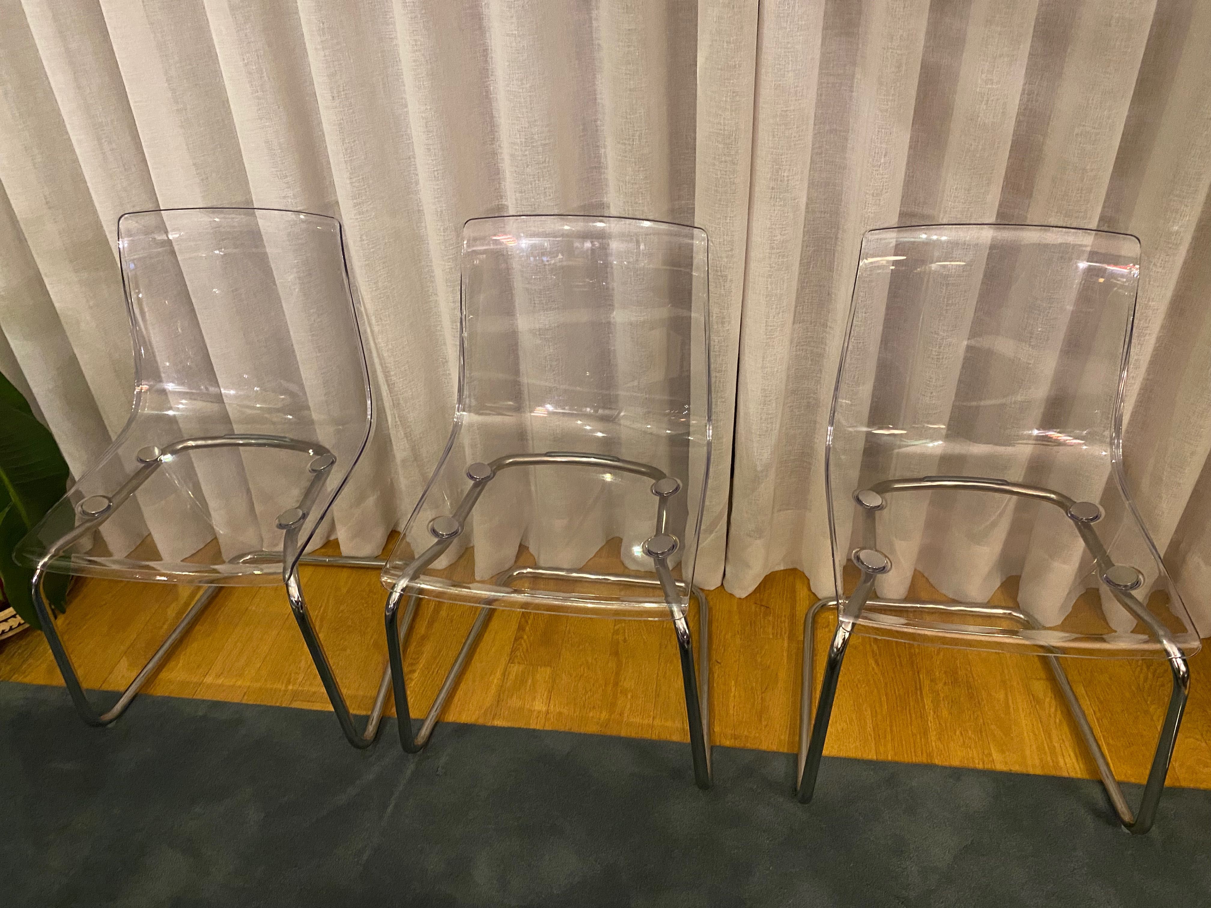 Cadeiras transparentes para espaço refeição