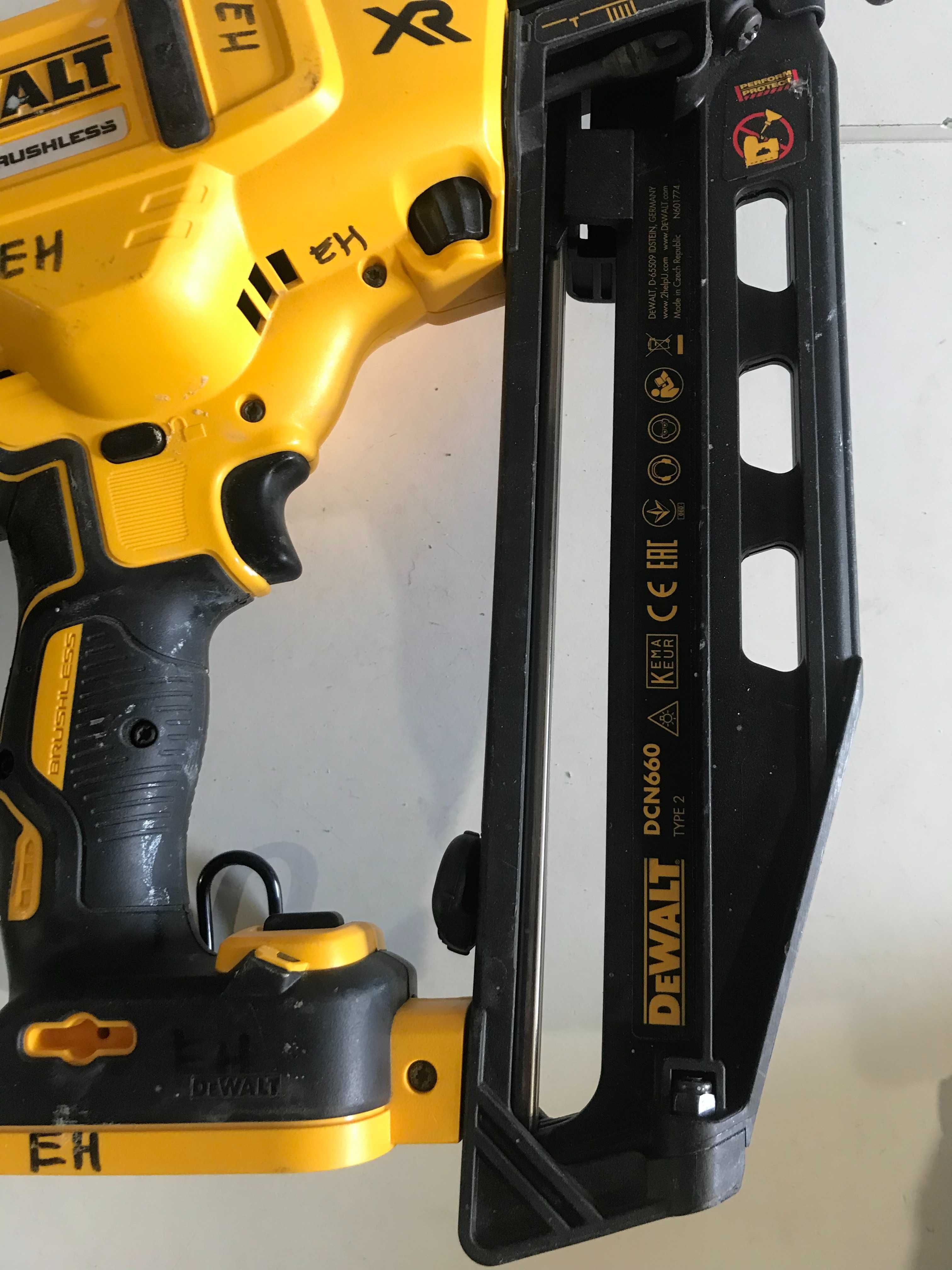 Акумуляторний пістолет цвяхозабивний DeWALT DCN660N  з Англії