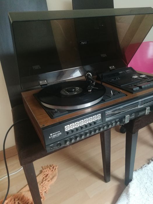 Gira disco radio cassete Sanyo antigo