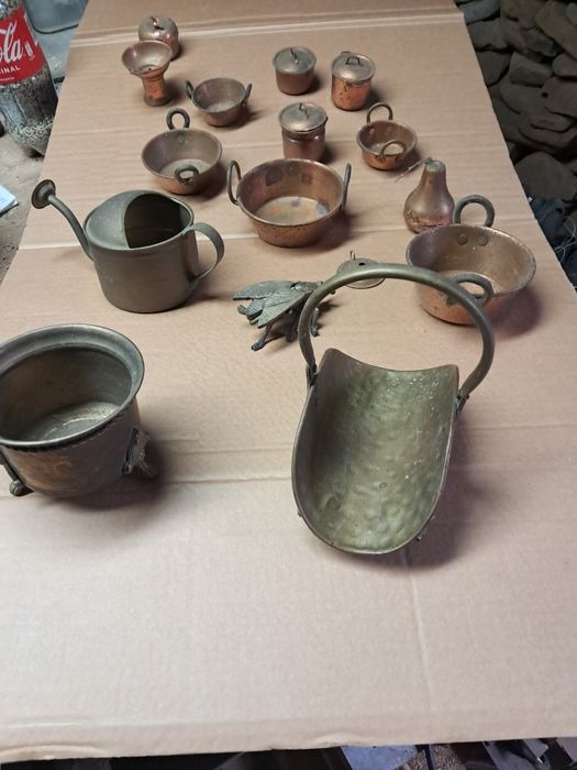 Peças antigas em tamanho pequeno.