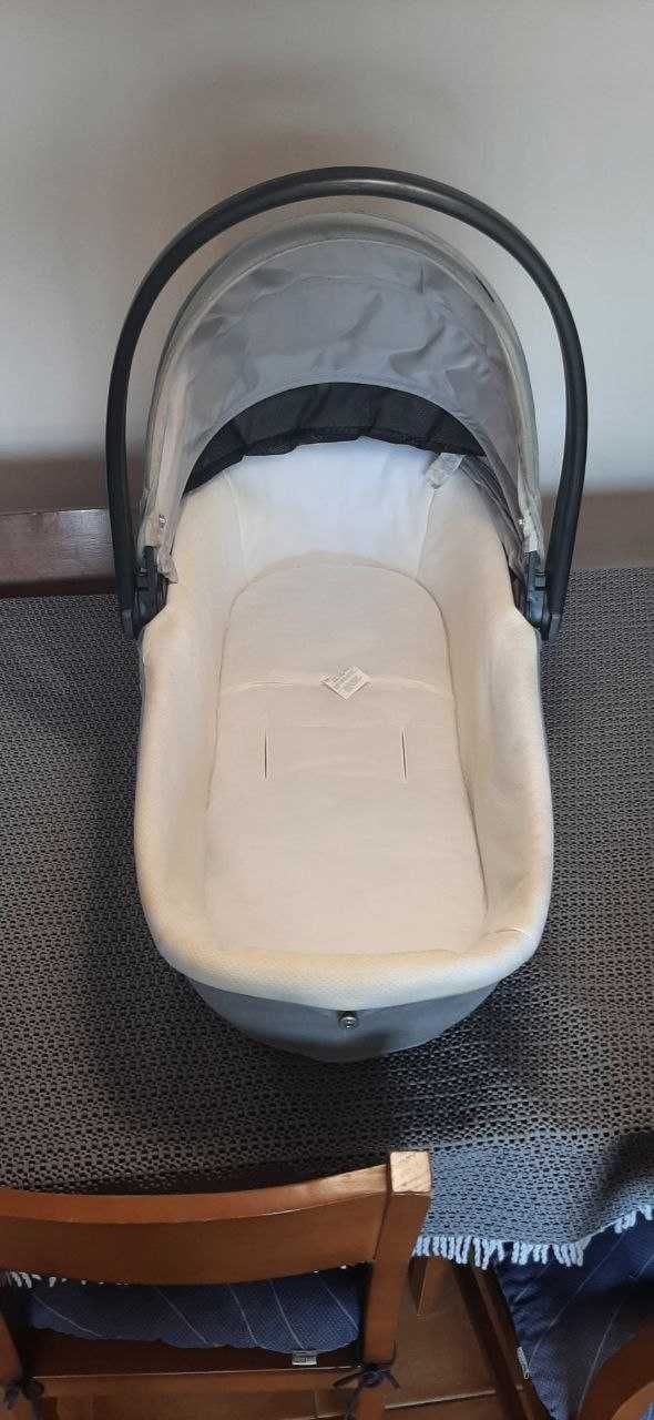 Ovo de bebé deitado