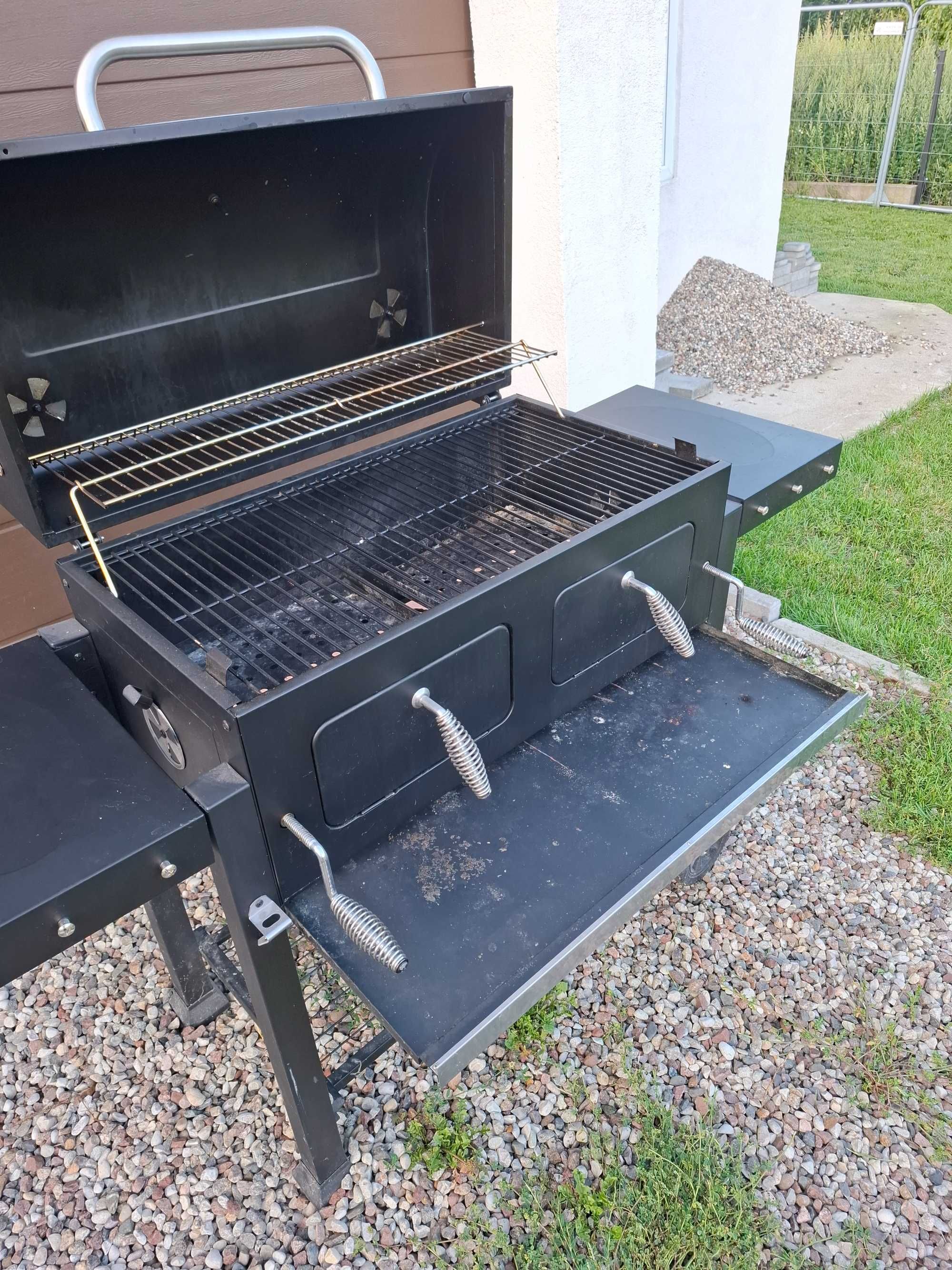 Duży grill węglowy
