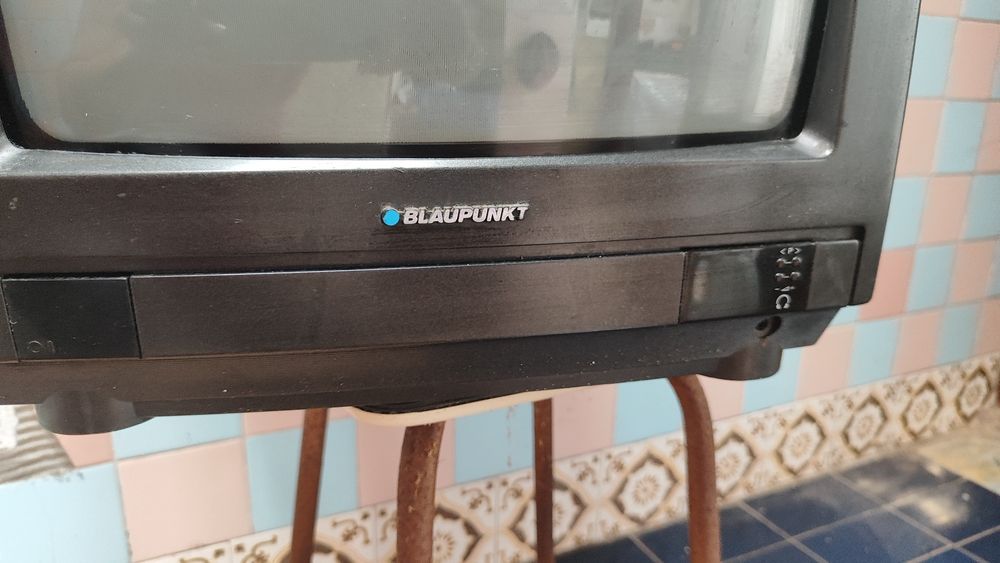 TV preta antiga marca Blaukante