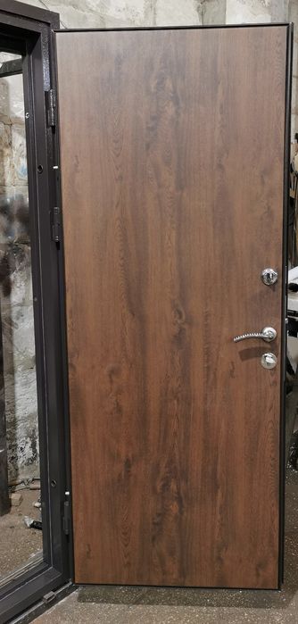 Двери входные метталические двери,бронированные, стальные,железные