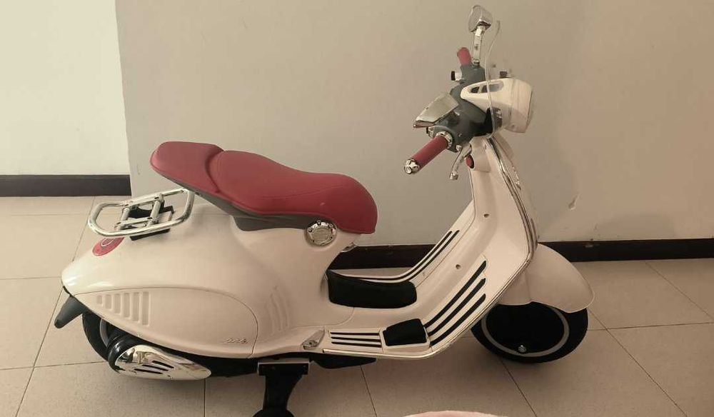 Mota vespa a bateria como nova