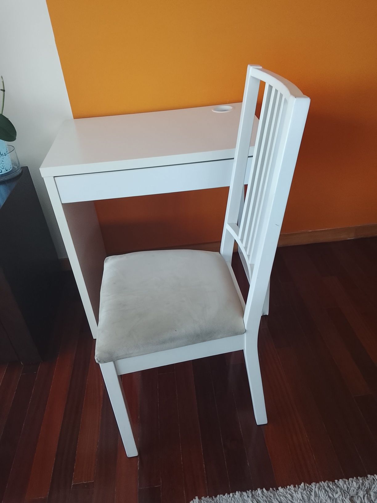 Secretária, estante e cadeira quarto