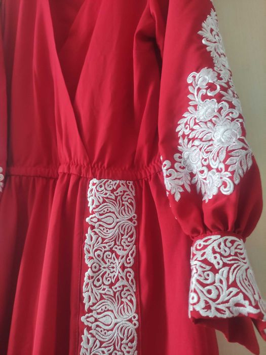 Нова червона сукня з машинною вишивкою, ручна робота