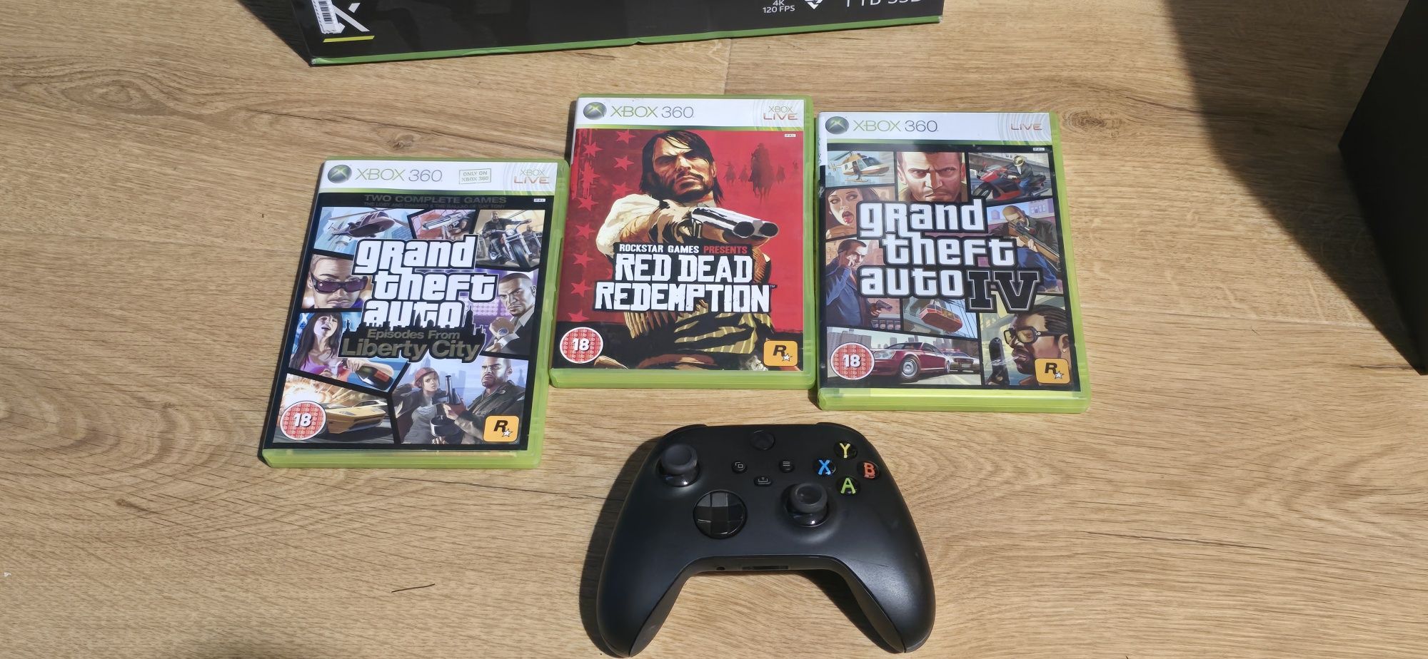 XBOX Series X 1TB + 1 pad + 3 gry