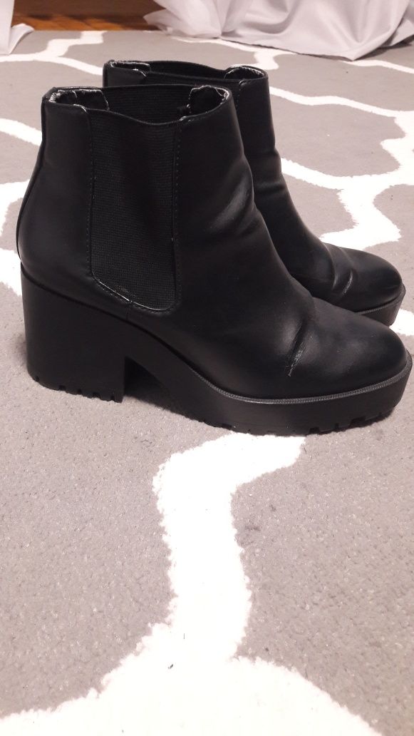 Czarne botki na grubym obcasie i podeszwie traktorowej Pull&Bear 39