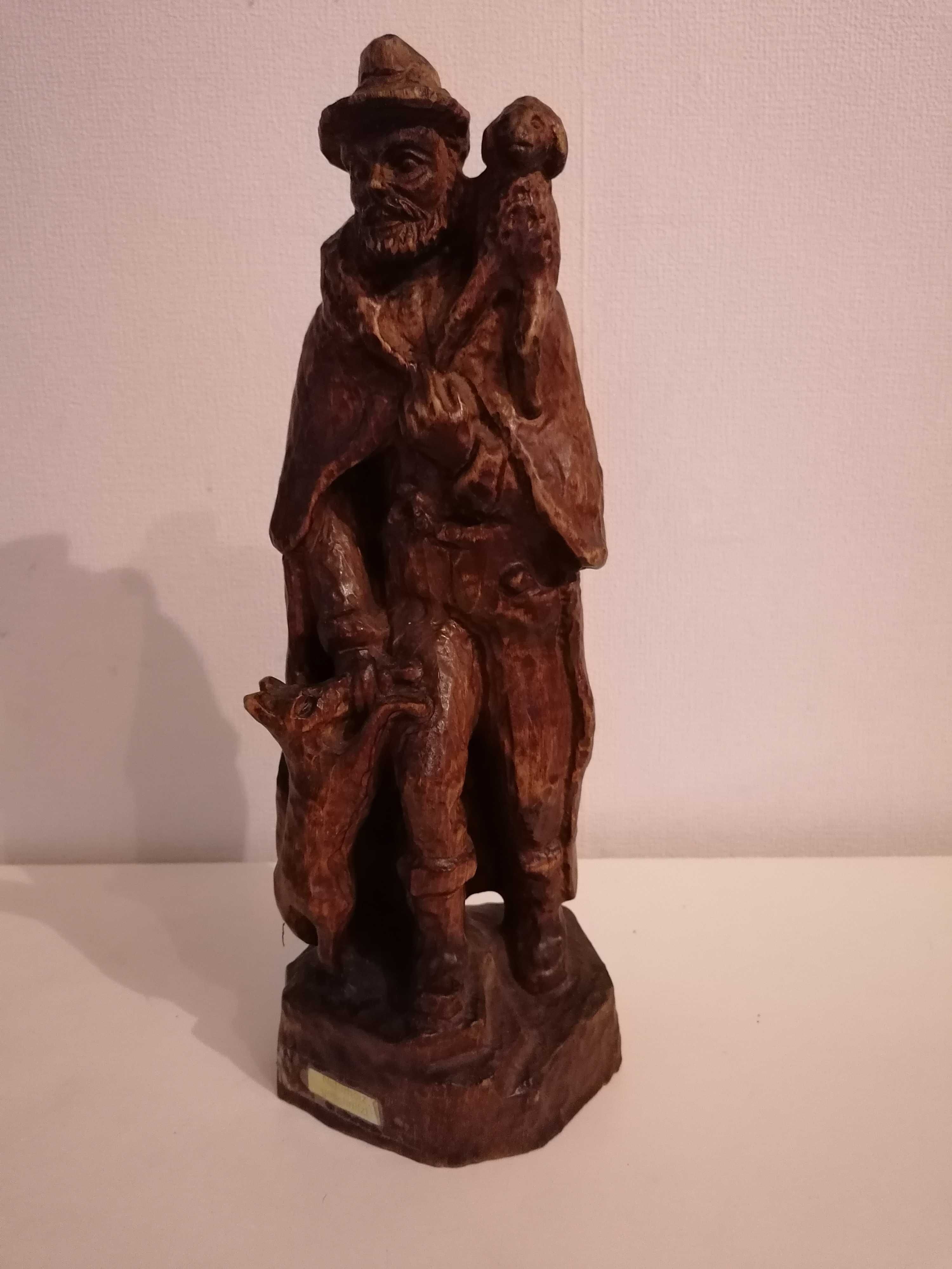 Stara ręcznie wykonana drewniana figurka myśliwego z psami