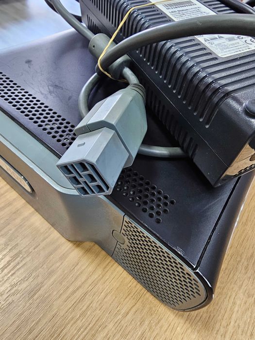 Konsola Xbox 360 z dyskiem i zasilaczem