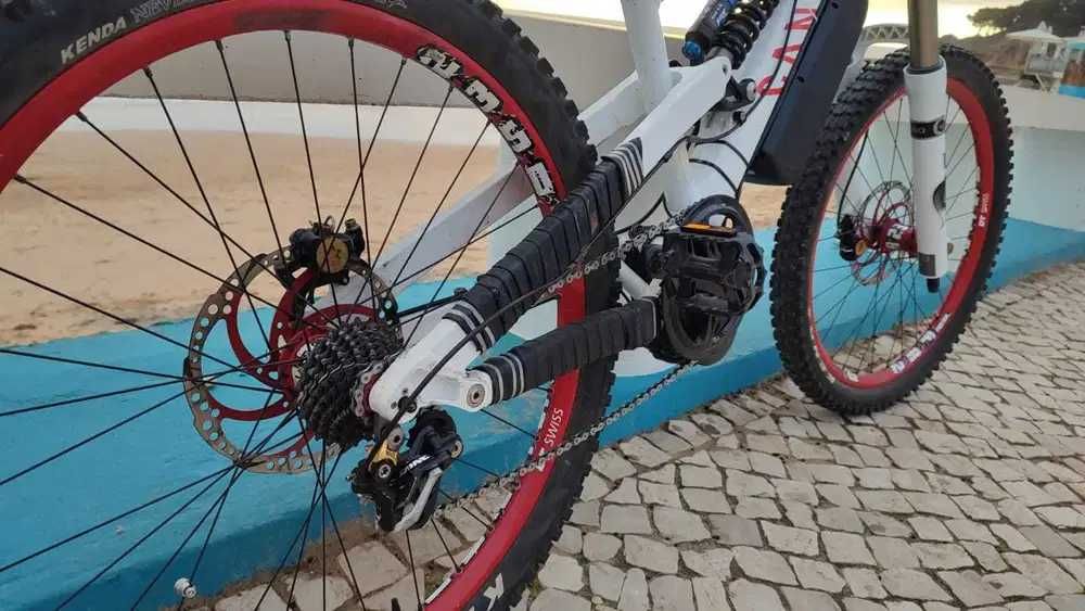 Bicicleta enduro elétrica Canyon