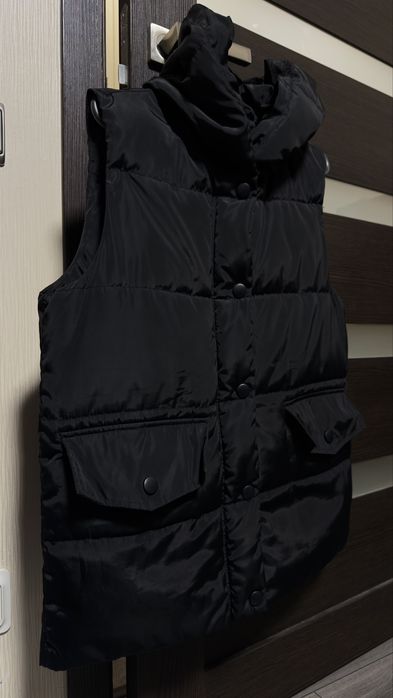 Продаю желетку демісезон с капюшоном продовгувата