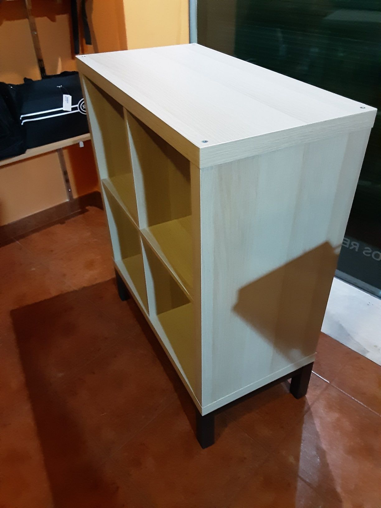 2 estantes com pés metálicos