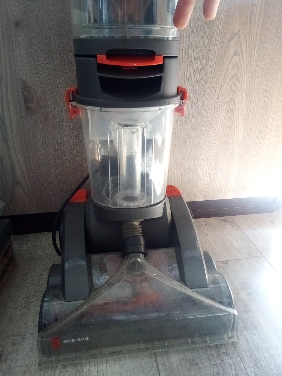 Odkurzacz piorący do dywanów i wykładzin VAX W86-DP-B pionowy stojący