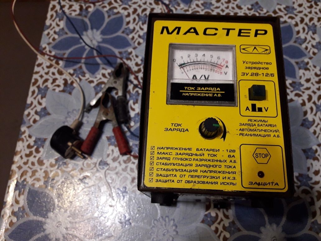 Зарядное устройство для аккумулятора полностью рабочее, 12 v.