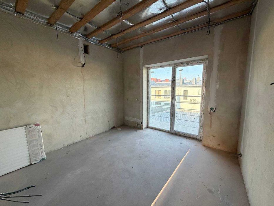 Продам зданий таунхаус в Крихівцях з чорновим ремонтом у закритому ЖК