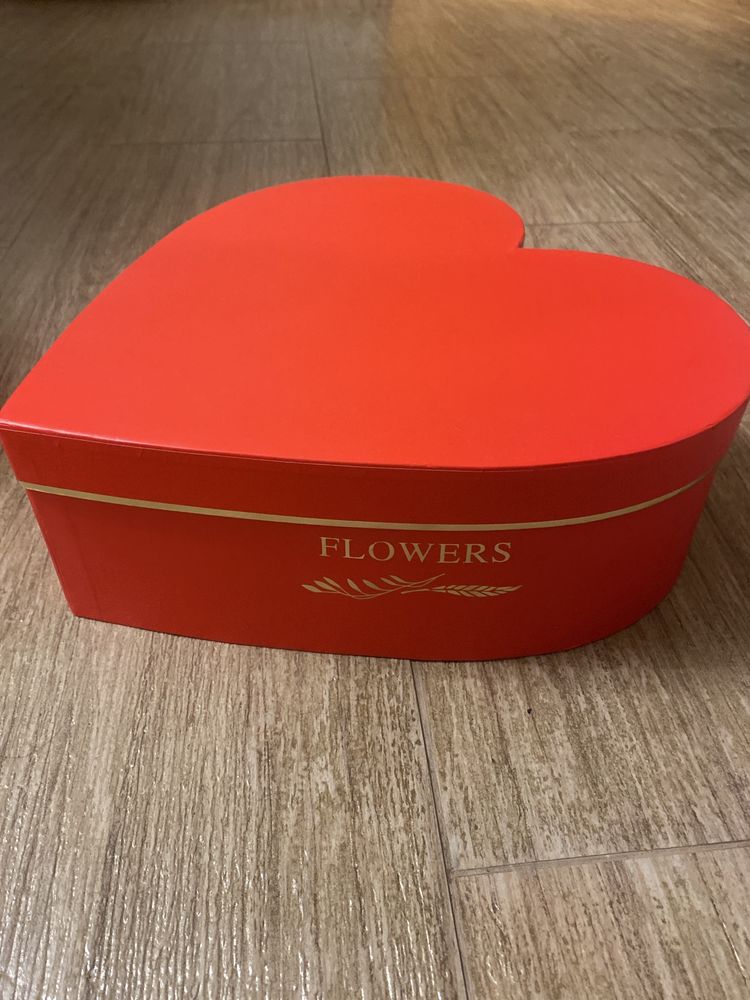 Картонна подарункова коробка серце