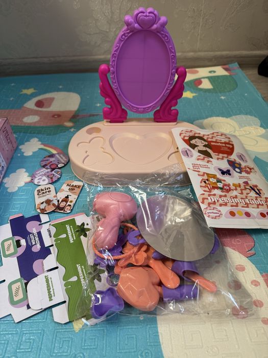 Детский столик для игры, трюмо