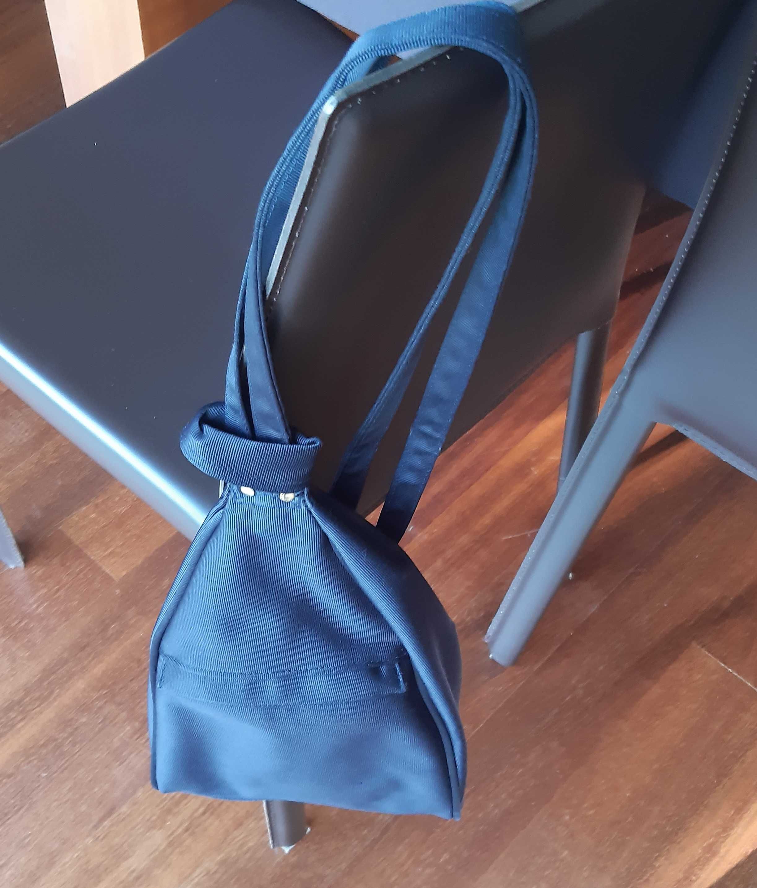 mochila de tecido preto com bolso à frente dos anos 90