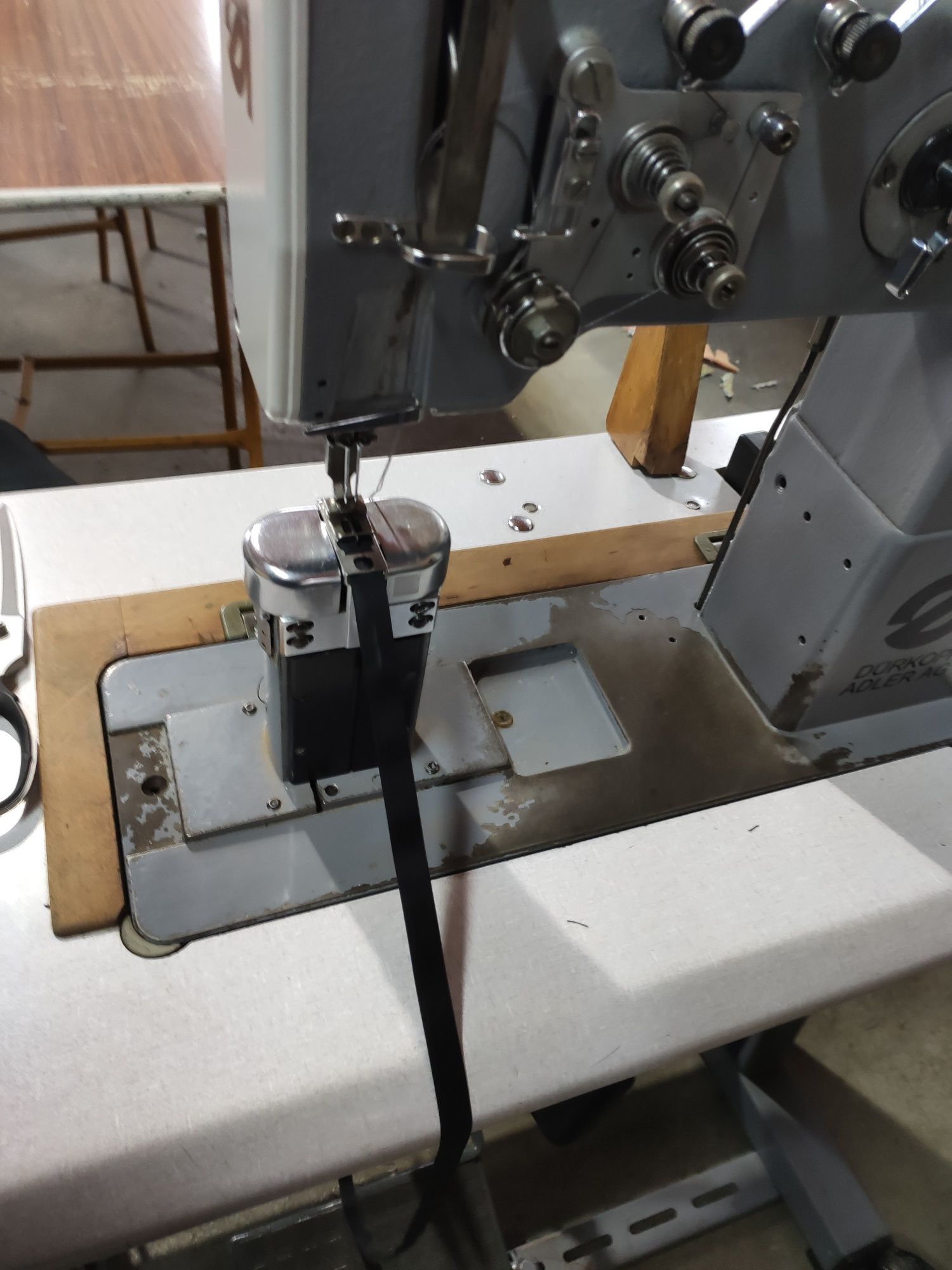 Máquina de costura de coluna com duas agulhas DURKOPP ADLER AG