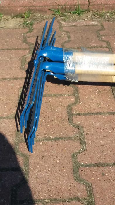 Grabie metalowe 18 zębne na drewnianym trzonku