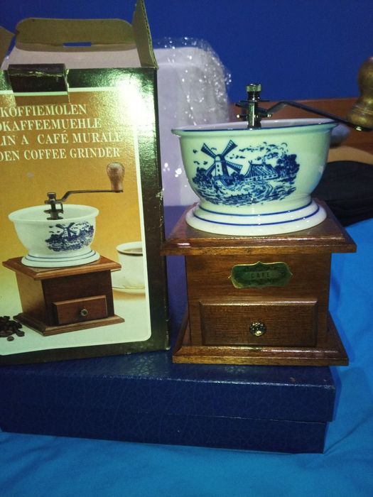 Moinho de café antigo novo