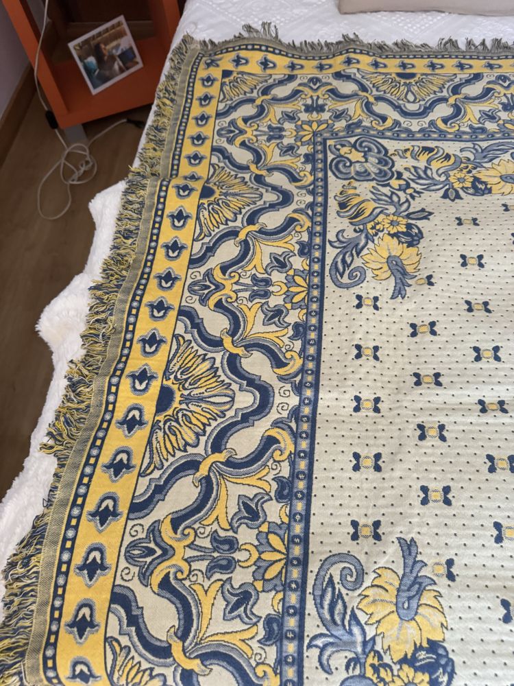 Colcha amarela e azul com 2 lados