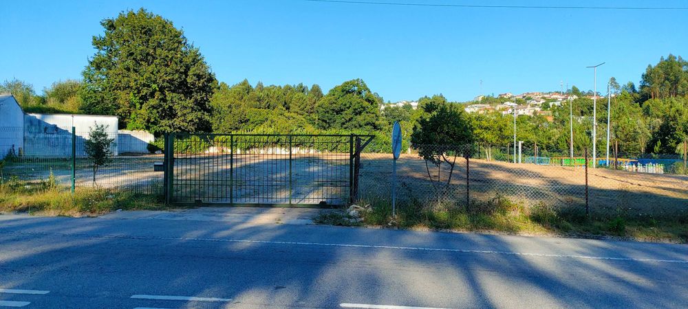 Terreno com cerca de 1400m2