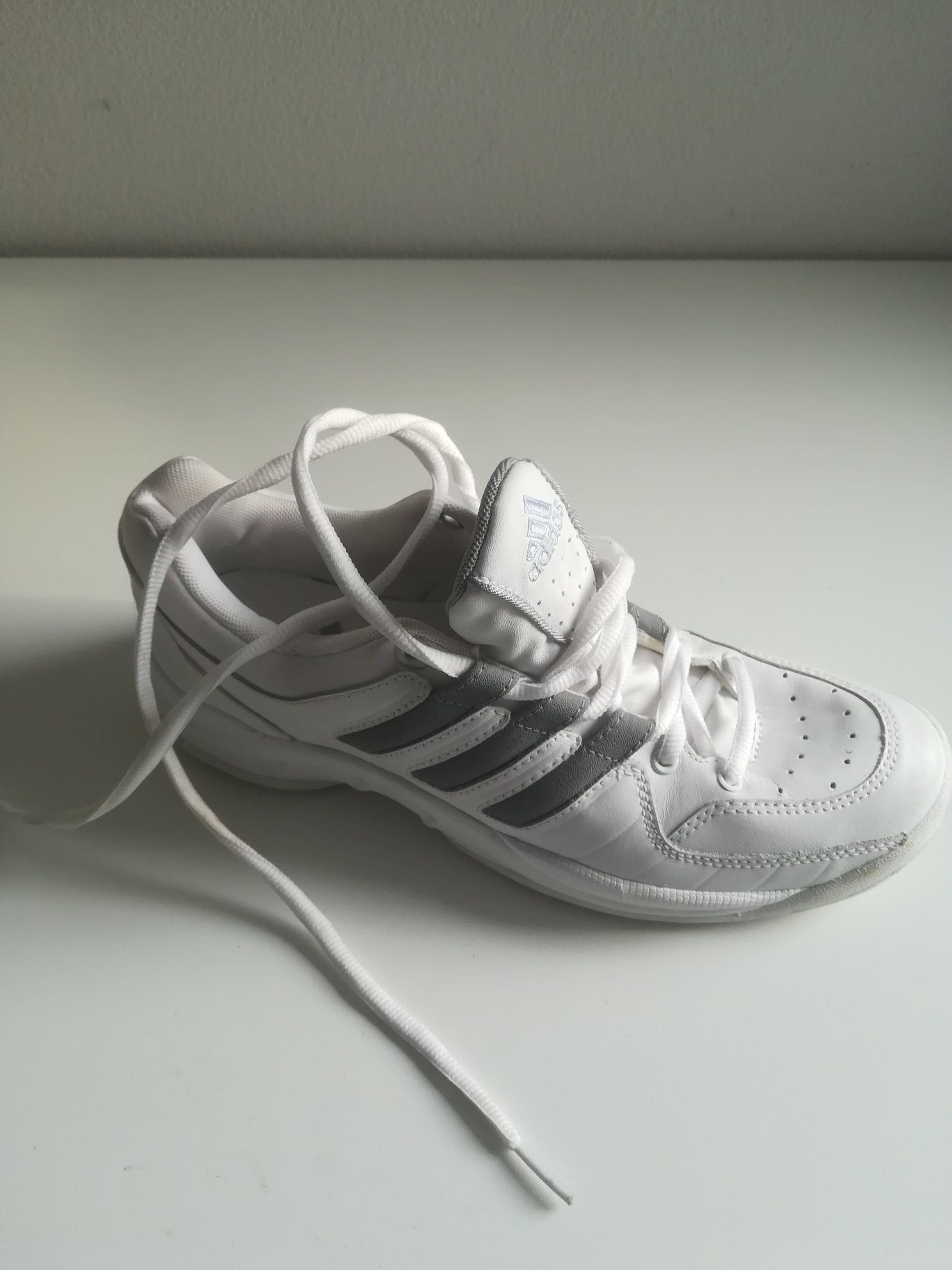 Prawy jeden but Adidas roz 40