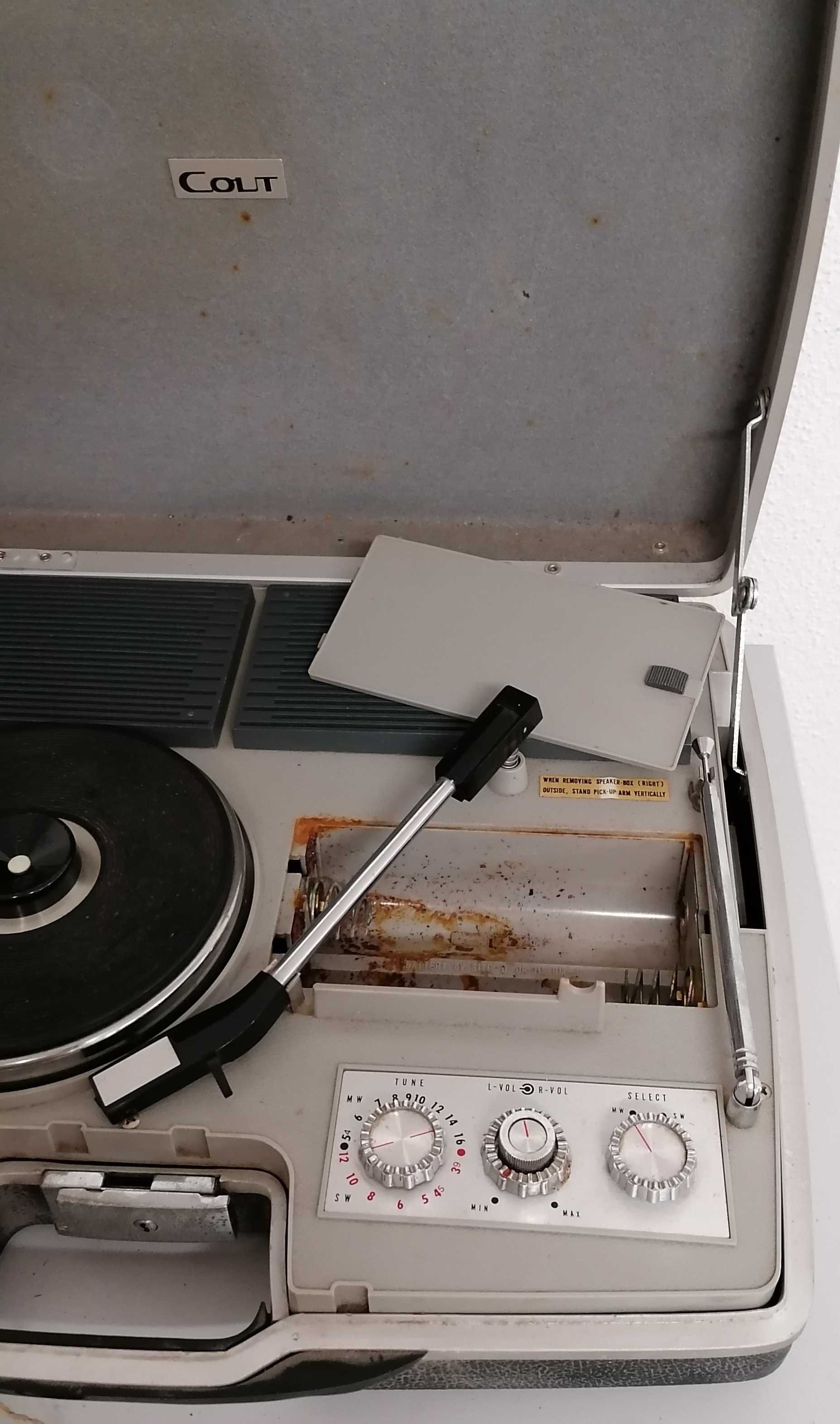 Radio e gira-discos Cout, peça antiga, tipo mala