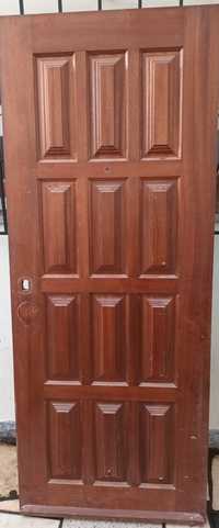 Porta de madeira entrada.