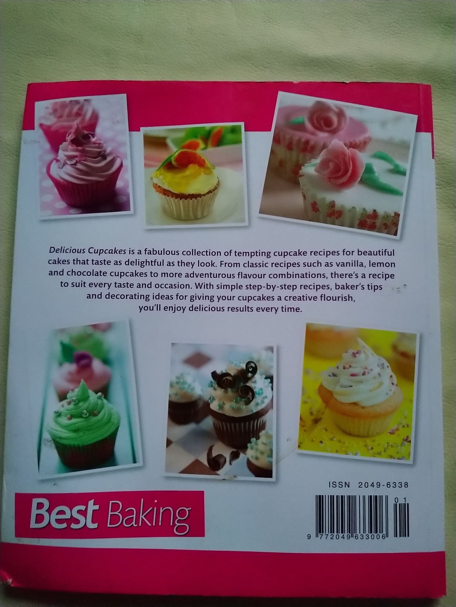 Книга рецептів Delicious cupcakes на англійській мові
