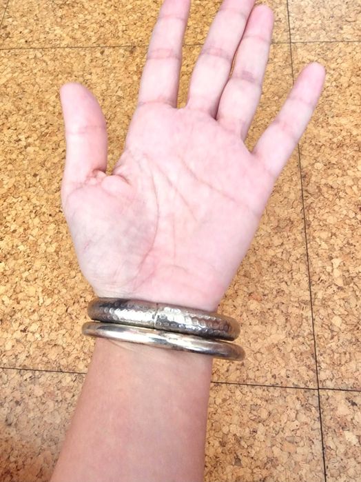 Conjunto de duas pulseiras metalizadas