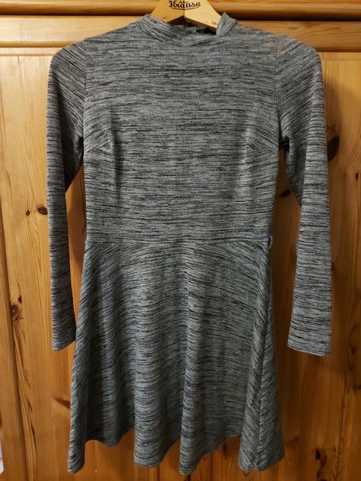 Szara sukienka z długim rękawem