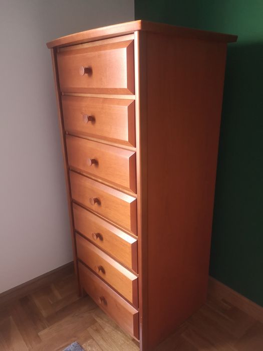 Cómoda alta com sete gavetas