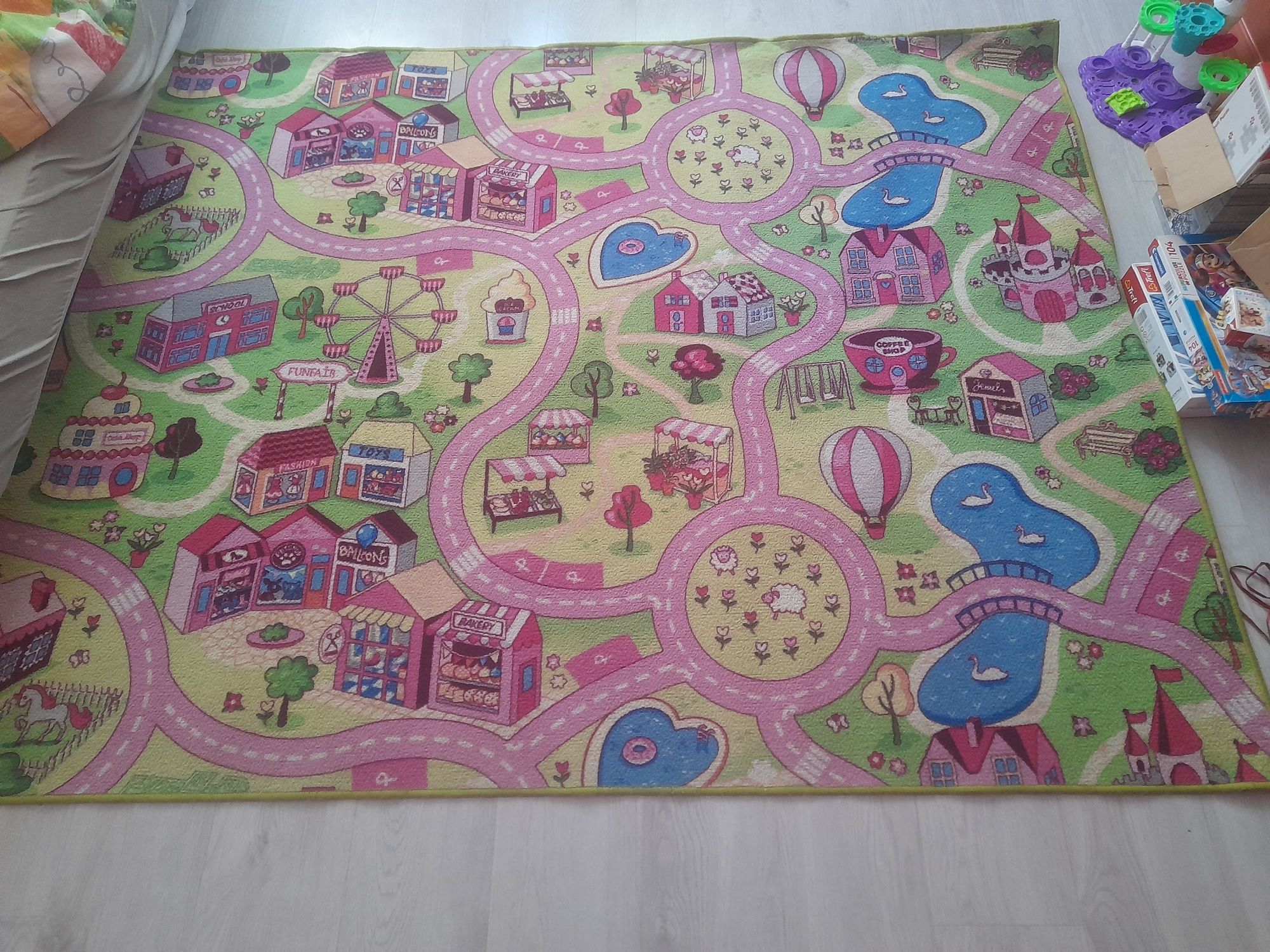 Wykładzina dywanowa miasteczko dla dziewczynki